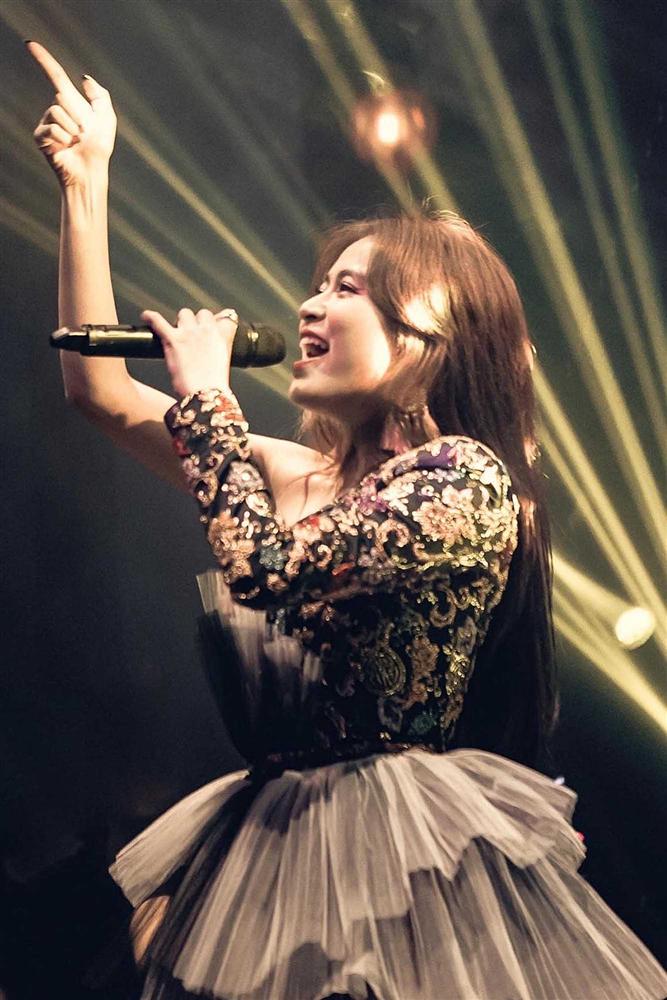 Diện đồ hoạ tiết bách phát bách trúng như Hoàng Thuỳ Linh, không bị già mà vẫn sang chảnh-8