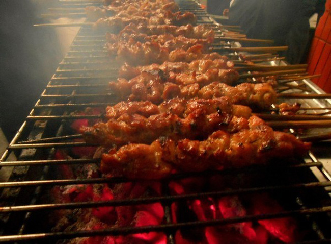 Đồ nướng vỉa hè: Mối nguy tiềm ẩn vô cùng đáng sợ nhưng nhiều người vẫn ăn vì khuất mắt trông coi-3