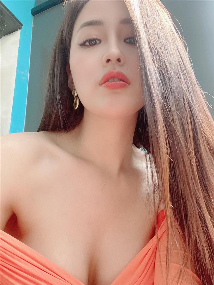 Hoa hậu mặc bốc nhất hẳn là Mai Phương Thúy: Chuyên diện váy áo trễ nải, nhiều phen vòng 1 như trào ra ngoài-2