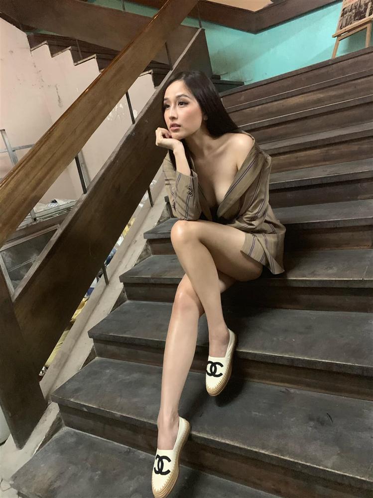 Hoa hậu mặc bốc nhất hẳn là Mai Phương Thúy: Chuyên diện váy áo trễ nải, nhiều phen vòng 1 như trào ra ngoài-5