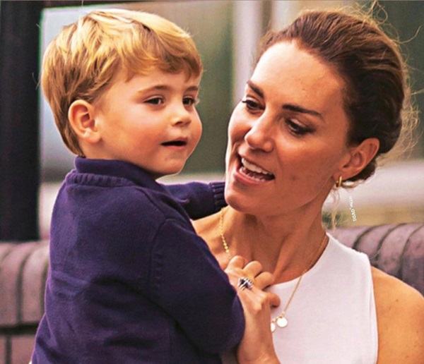 Công nương Kate gây sốt MXH bằng khoảnh khắc rời xe hơi, bế con trai út đi bộ giữa dòng người đông đúc lúc gặp cảnh tắc đường-4