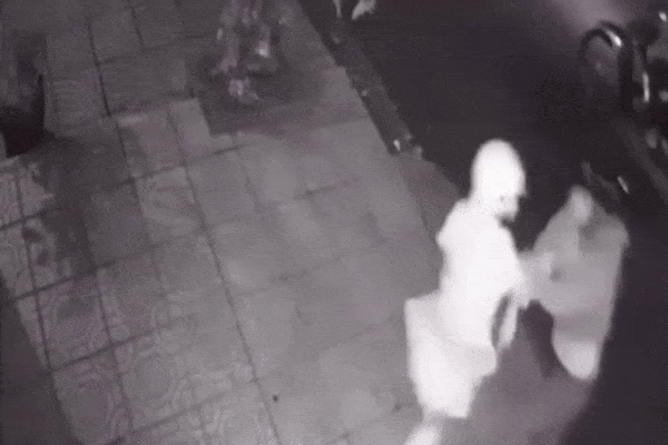 CLIP: Cô gái bị tên cướp áp sát, cầm dao khống chế để cướp xe máy giữa đêm
