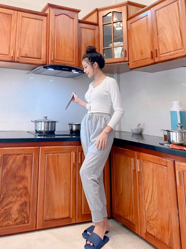 Cả thế giới ra đây mà xem, vợ cầu thủ Phan Văn Đức vừa sinh xong mà eo bé tí nhờ cách này, chị em chỉ mất hơn 100 nghìn cũng làm được-2