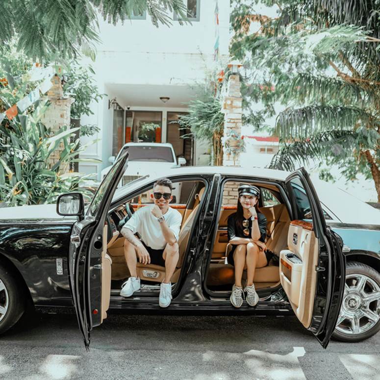 Minh Nhựa và vợ khoe ảnh bên xe Rolls Royce 50 tỷ, dân tình thích thú khi thấy cả Wowy cũng vào comment-1