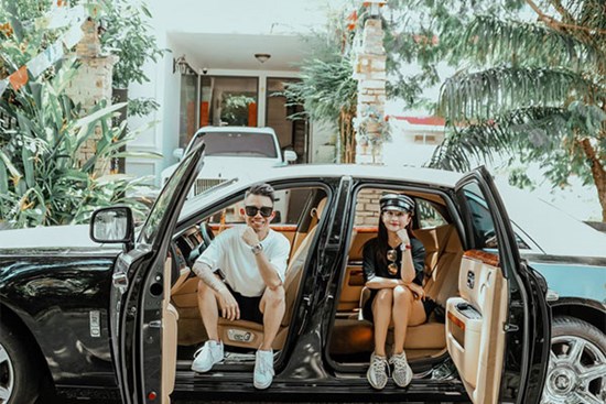 Minh Nhựa và vợ khoe ảnh bên xe Rolls Royce 50 tỷ, dân tình thích thú khi thấy cả Wowy cũng vào comment