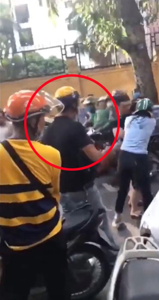 Nhân vật anh xe ôm công nghệ mũ vàng trong clip đánh ghen phố Lý Nam Đế tiết lộ lý do vì sao không phụ chị vợ đánh người chồng bội bạc và nhân tình-1