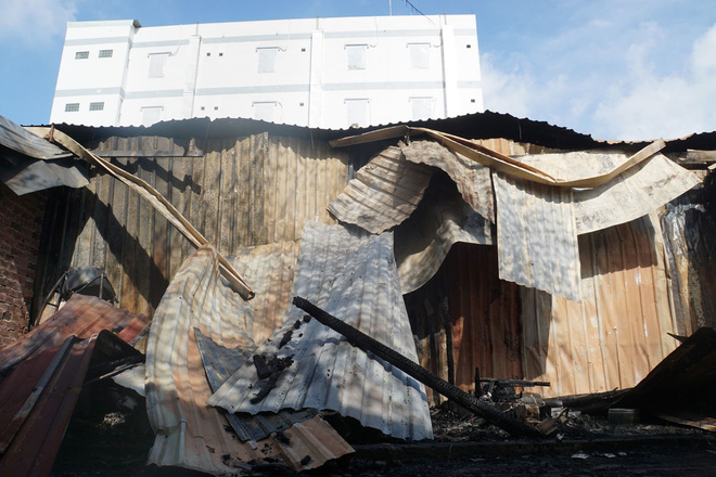 Dãy nhà trọ ở Sài Gòn sụp đổ trong biển lửa, nhiều gia đình nghèo bật khóc vì tài sản bị thiêu rụi-3