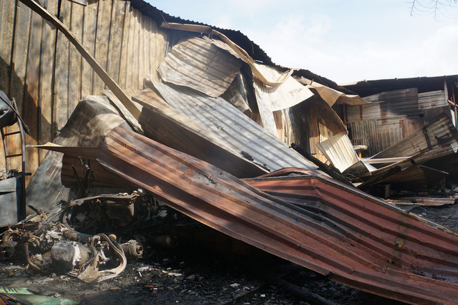 Dãy nhà trọ ở Sài Gòn sụp đổ trong biển lửa, nhiều gia đình nghèo bật khóc vì tài sản bị thiêu rụi-4