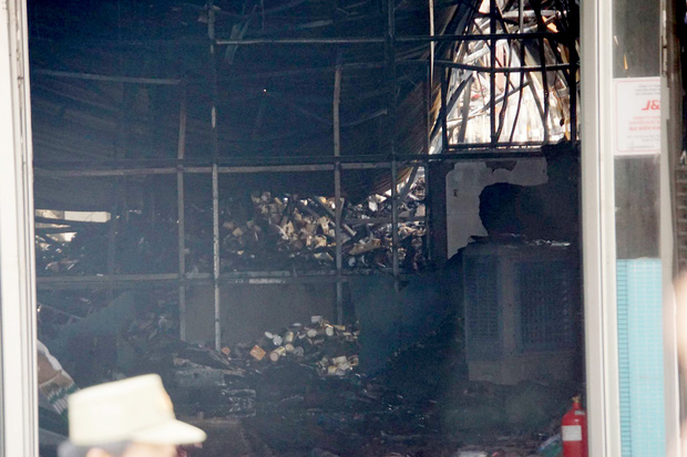 Dãy nhà trọ ở Sài Gòn sụp đổ trong biển lửa, nhiều gia đình nghèo bật khóc vì tài sản bị thiêu rụi-6