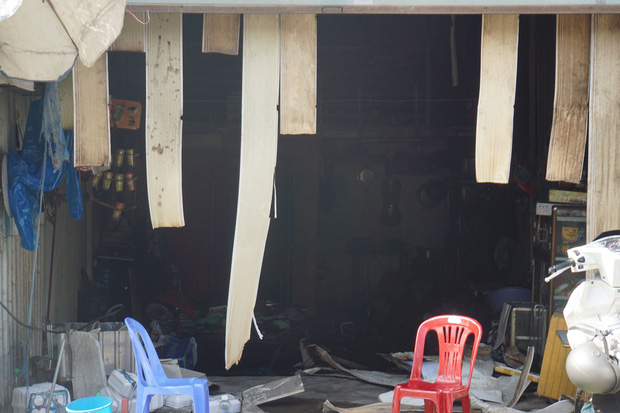 Dãy nhà trọ ở Sài Gòn sụp đổ trong biển lửa, nhiều gia đình nghèo bật khóc vì tài sản bị thiêu rụi-7