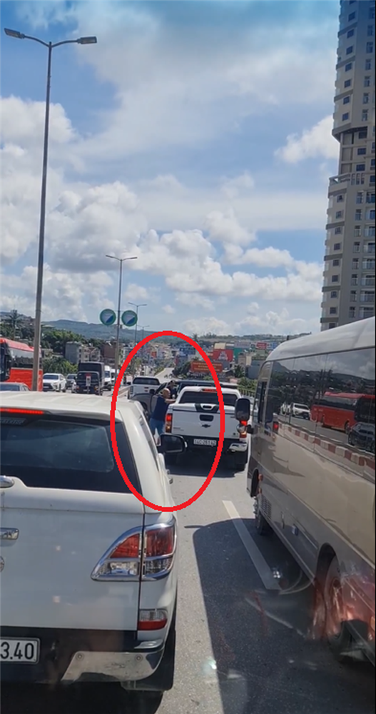 Clip 6 phút ghi lại màn đụng độ giữa 2 ô tô khiến bao phương tiện liên lụy trên cầu Bãi Cháy-2