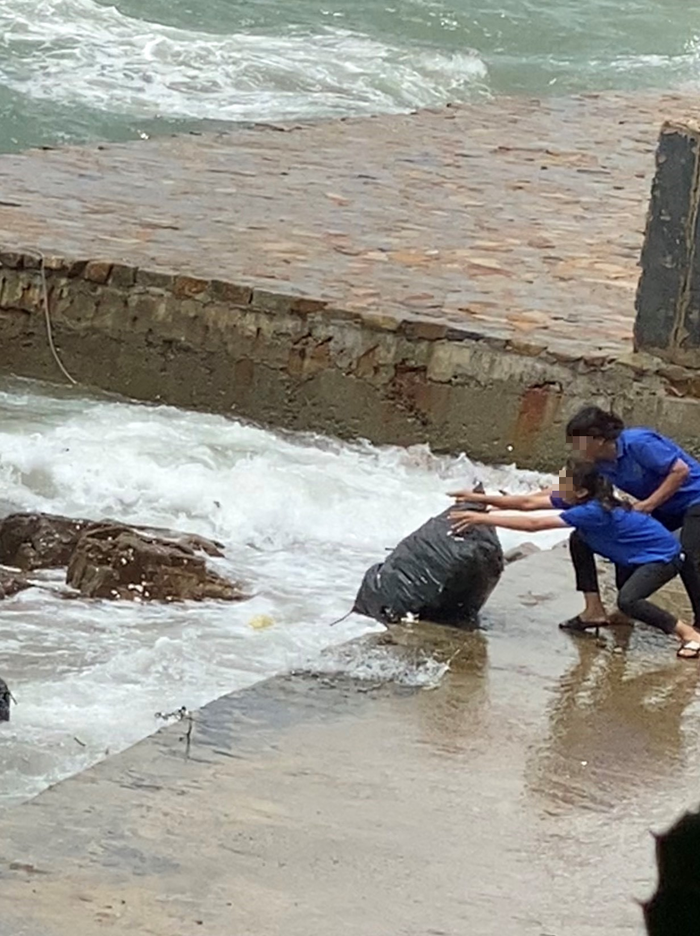 Phẫn nộ vì nhân viên quán cà phê vứt hàng chục bao tải rác xuống biển Vũng Tàu-3