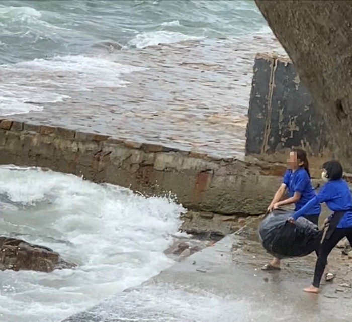 Phẫn nộ vì nhân viên quán cà phê vứt hàng chục bao tải rác xuống biển Vũng Tàu-4