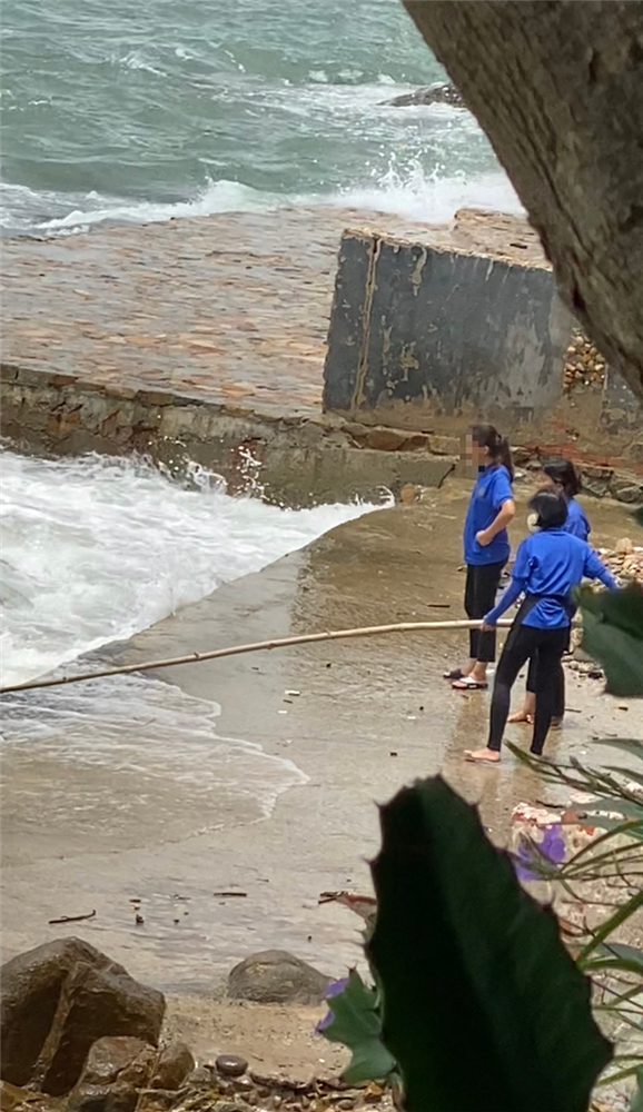 Phẫn nộ vì nhân viên quán cà phê vứt hàng chục bao tải rác xuống biển Vũng Tàu-5