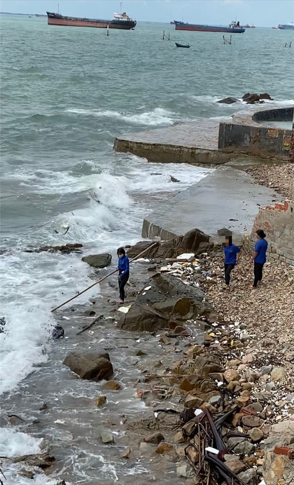 Phẫn nộ vì nhân viên quán cà phê vứt hàng chục bao tải rác xuống biển Vũng Tàu-7