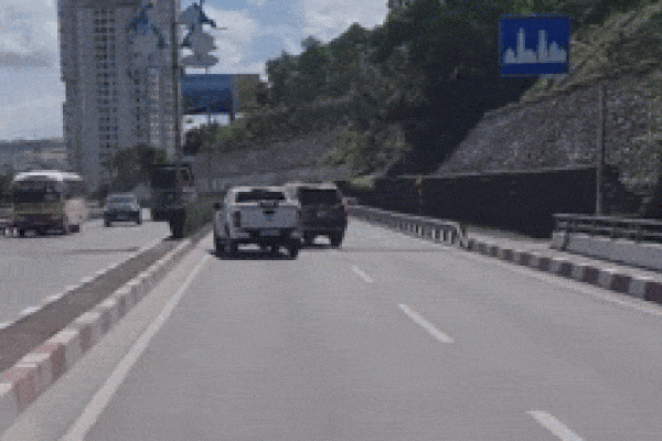 Clip 6 phút ghi lại màn 'đụng độ' giữa 2 ô tô khiến bao phương tiện liên lụy trên cầu Bãi Cháy