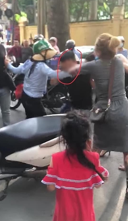 Bà mẹ 3 con với thâm niên 7 năm học võ vô tình nổi tiếng nhờ pha đánh ghen hộ trên phố Lý Nam Đế: Về nhà mới thấy tiếc vì mặc váy!-1
