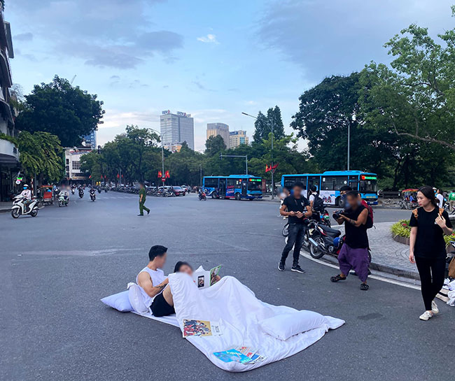 Lưu lại khoảnh khắc hôn nhân sao cho văn minh? Đừng đỗ xe ở đường cao tốc hay nằm chềnh ềnh giữa phố chỉ vì kỷ niệm đẹp của riêng bạn!-10