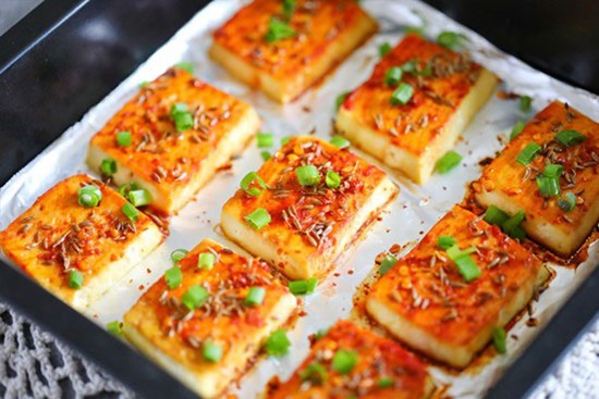 Chán rán hoặc sốt cà chua, cho đậu phụ vào nướng lại được món ngon bất ngờ