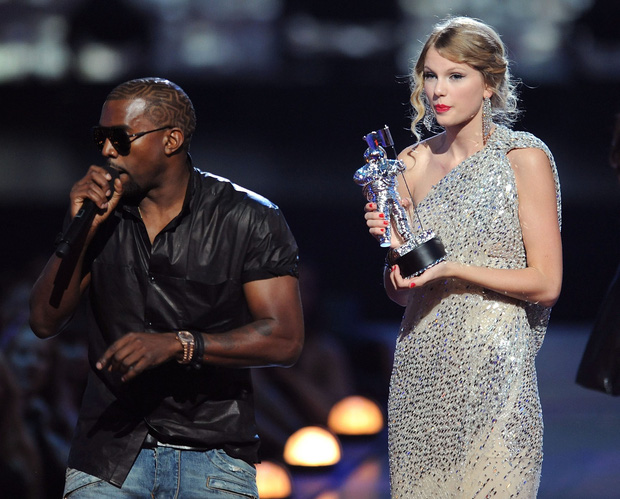 Kanye West điên cuồng đăng clip đi tiểu lên cúp Grammy kèm 168 bài đăng khủng bố Twitter suốt 5 tiếng rạng sáng nay-4