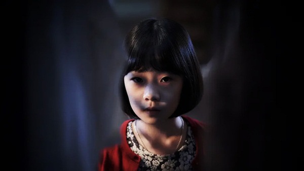 Con gái 8 tuổi hay bảo giường chật quá” dù ngủ một mình vào ban đêm, người mẹ âm thầm theo dõi liền phát hiện sự thật nhói lòng-1