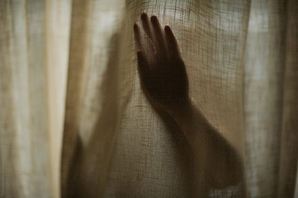 Con gái 8 tuổi hay bảo giường chật quá” dù ngủ một mình vào ban đêm, người mẹ âm thầm theo dõi liền phát hiện sự thật nhói lòng-3