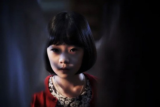 Con gái 8 tuổi hay bảo “giường chật quá” dù ngủ một mình vào ban đêm, người mẹ âm thầm theo dõi liền phát hiện sự thật nhói lòng