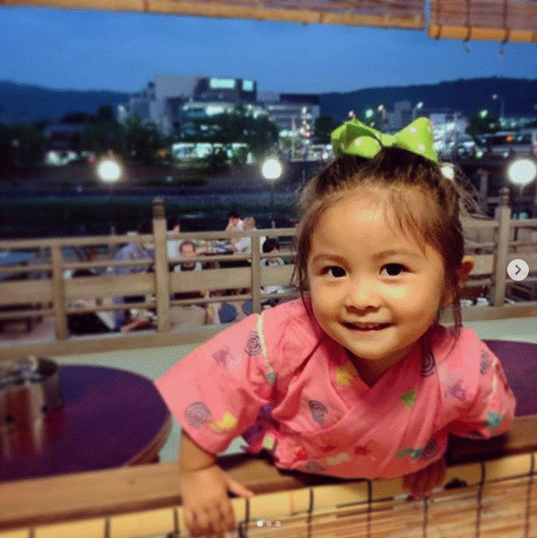 Từng nổi tiếng khắp MXH với mái tóc bờm sư tử lúc bé, hình ảnh hiện tại của cô bé tóc xù càng khiến mọi người bất ngờ hơn-5