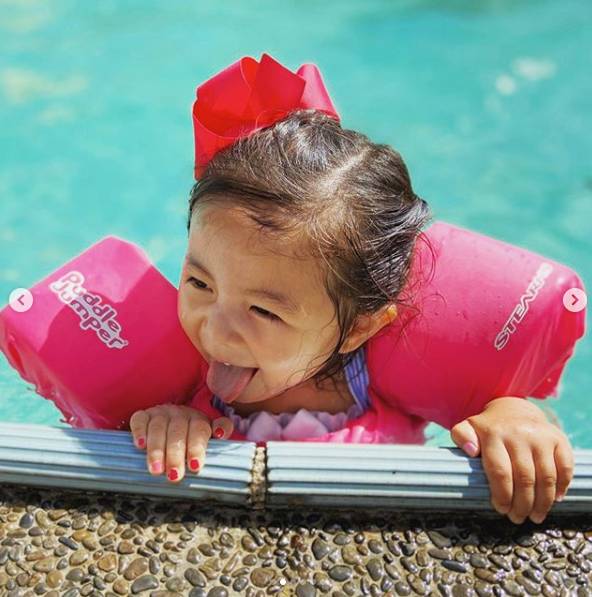 Từng nổi tiếng khắp MXH với mái tóc bờm sư tử lúc bé, hình ảnh hiện tại của cô bé tóc xù càng khiến mọi người bất ngờ hơn-6