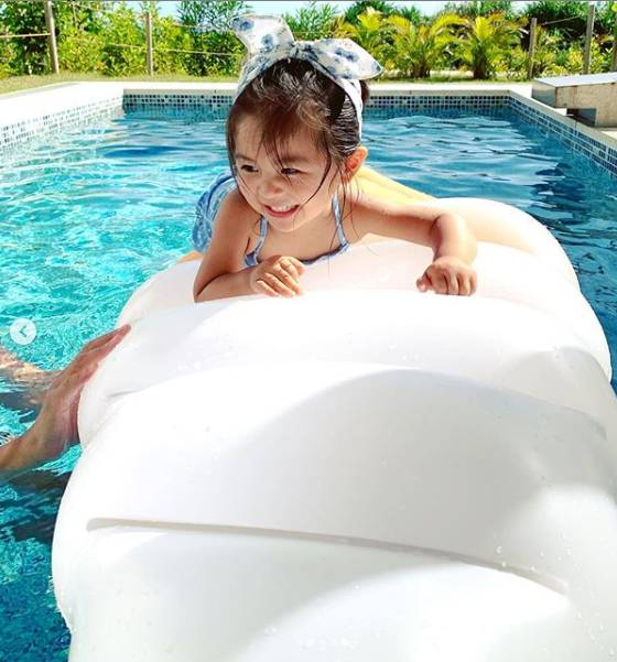 Từng nổi tiếng khắp MXH với mái tóc bờm sư tử lúc bé, hình ảnh hiện tại của cô bé tóc xù càng khiến mọi người bất ngờ hơn-7