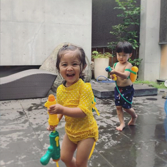 Từng nổi tiếng khắp MXH với mái tóc bờm sư tử lúc bé, hình ảnh hiện tại của cô bé tóc xù càng khiến mọi người bất ngờ hơn-8