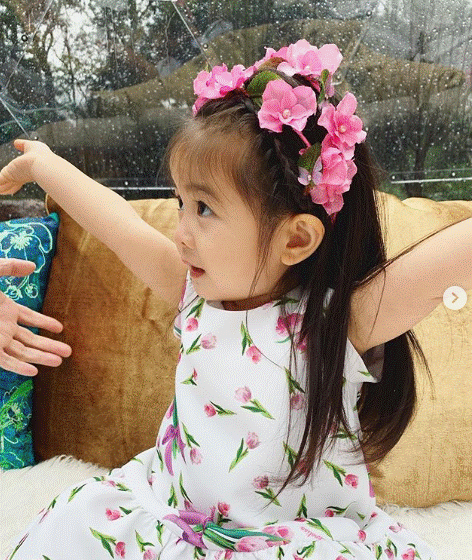 Từng nổi tiếng khắp MXH với mái tóc bờm sư tử lúc bé, hình ảnh hiện tại của cô bé tóc xù càng khiến mọi người bất ngờ hơn-9