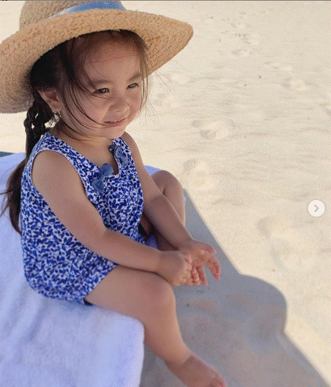 Từng nổi tiếng khắp MXH với mái tóc bờm sư tử lúc bé, hình ảnh hiện tại của cô bé tóc xù càng khiến mọi người bất ngờ hơn-10