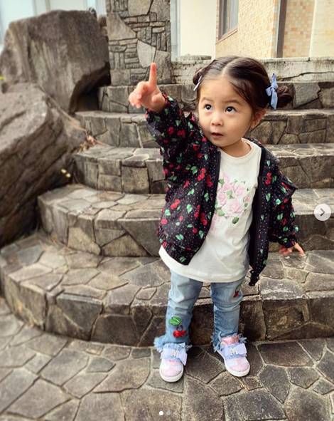 Từng nổi tiếng khắp MXH với mái tóc bờm sư tử lúc bé, hình ảnh hiện tại của cô bé tóc xù càng khiến mọi người bất ngờ hơn-12