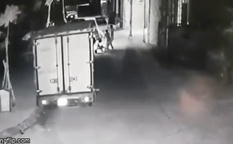 Hí hửng mang đồ đi tẩu thoát, tên trộm không ngờ nhận mưa đòn từ 2 người đàn ông-1