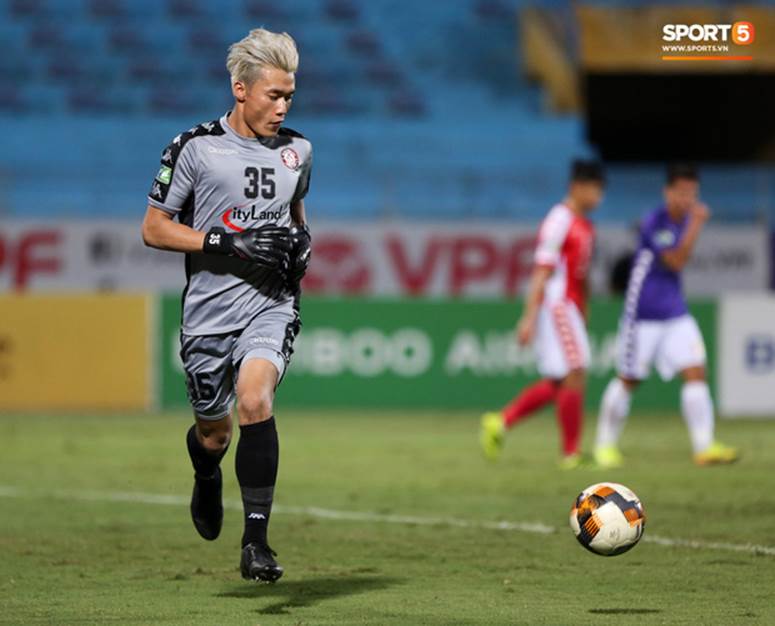 Bạn gái 2k bay ra Hà Nội cổ vũ Bùi Tiến Dũng, story quay vội trên đường mới là phần cẩu lương chất lượng-4