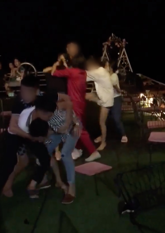Xuất hiện thêm clip đánh ghen ở Hà Nội: Vợ dẫn hội chị em bắt tại trận chồng hẹn hò bồ nhí, lao vào xé váy tiểu tam mặc chồng xin tha-1