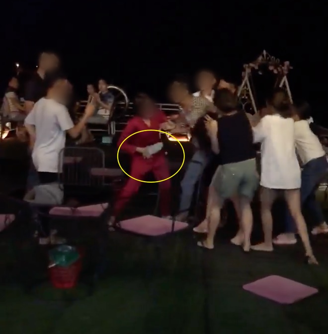 Xuất hiện thêm clip đánh ghen ở Hà Nội: Vợ dẫn hội chị em bắt tại trận chồng hẹn hò bồ nhí, lao vào xé váy tiểu tam mặc chồng xin tha-2