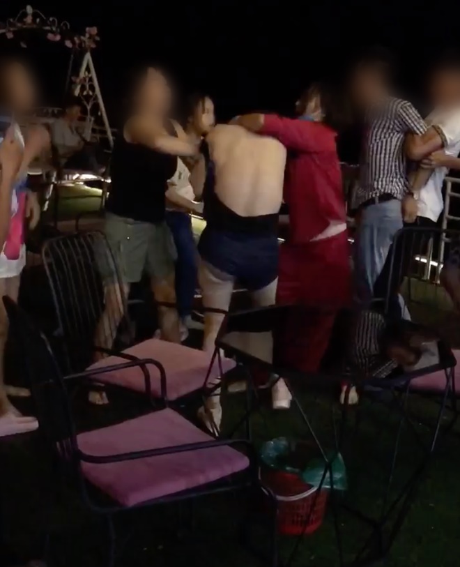 Xuất hiện thêm clip đánh ghen ở Hà Nội: Vợ dẫn hội chị em bắt tại trận chồng hẹn hò bồ nhí, lao vào xé váy tiểu tam mặc chồng xin tha-4