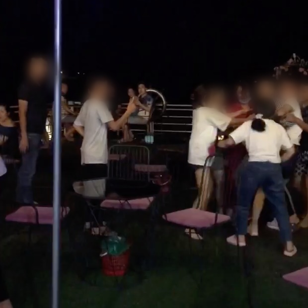 Xuất hiện thêm clip đánh ghen ở Hà Nội: Vợ dẫn hội chị em bắt tại trận chồng hẹn hò bồ nhí, lao vào xé váy tiểu tam mặc chồng xin tha-5