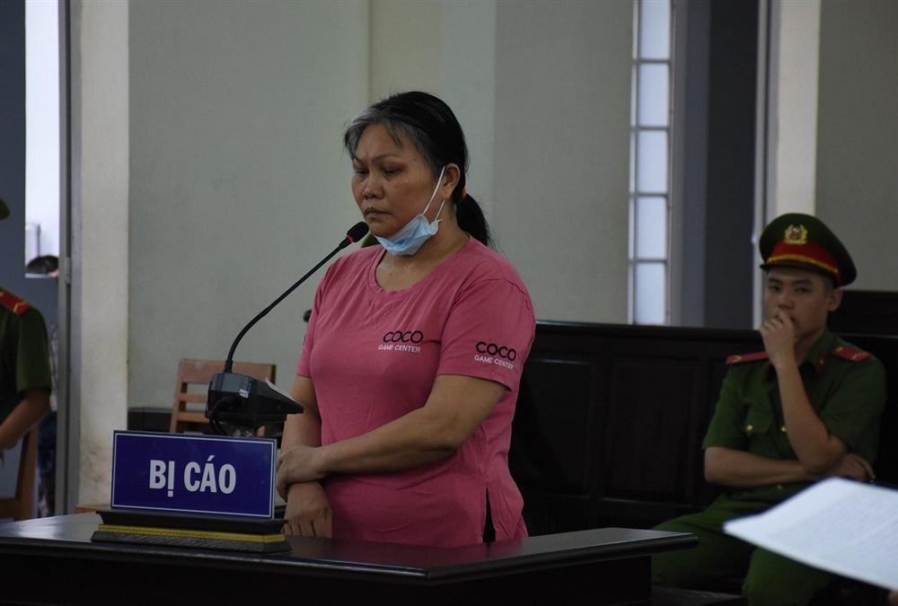 Nghẹn lòng cảnh cậu bé 5 tuổi khóc trong phiên tòa xét xử mẹ tội mua bán người-1