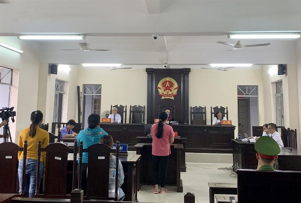 Nghẹn lòng cảnh cậu bé 5 tuổi khóc trong phiên tòa xét xử mẹ tội mua bán người-2