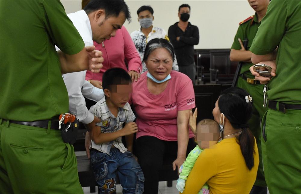 Nghẹn lòng cảnh cậu bé 5 tuổi khóc trong phiên tòa xét xử mẹ tội mua bán người-3