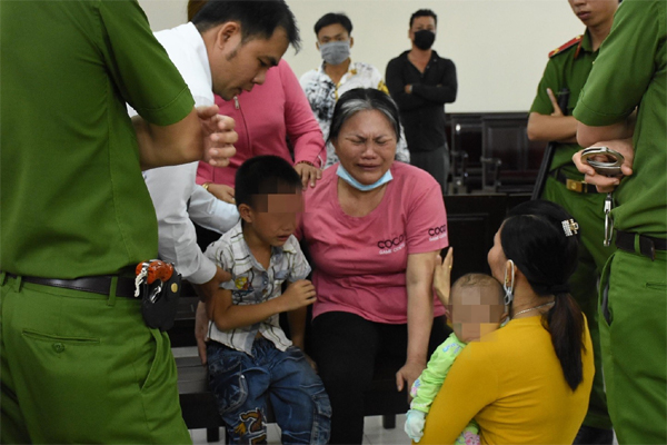 Cô gái trẻ đầu bê bết máu cầm dao phân luồng giao thông giữa giao lộ đông đúc khiến nhiều người kinh hãi-2