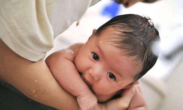 Sau khi tắm xong cho bé, mẹ không nên làm 3 điều này vì rất có hại cho trẻ-1