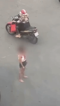 Cô gái trẻ đầu bê bết máu cầm dao phân luồng giao thông giữa giao lộ đông đúc khiến nhiều người kinh hãi-1