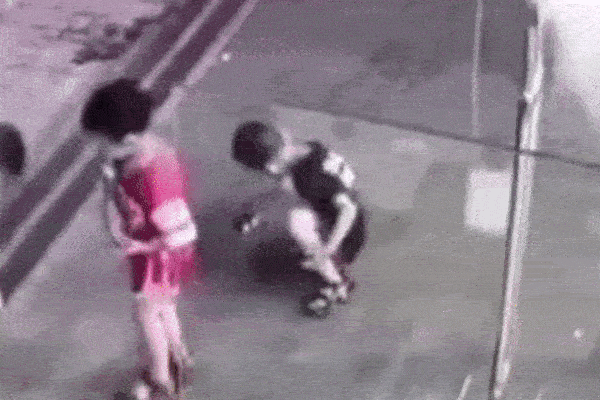 Bé trai chấn thương sọ não vì bị kính đè, toàn bộ cảnh tượng khiến ai cũng thót tim, nhưng dư luận lại chỉ trích những người xung quanh