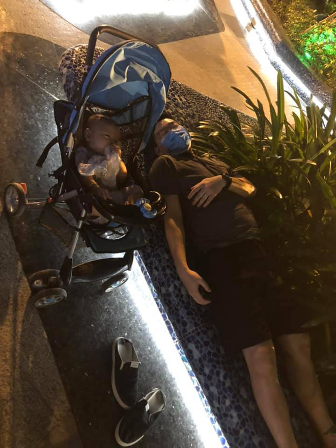 Bức ảnh chồng đang đẩy con đi chơi thì lăn ra ngủ giữa công viên gây xôn xao MXH và sự thật đằng sau-1