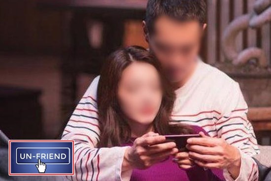 Chỉ một hành động trên điện thoại, cô gái 