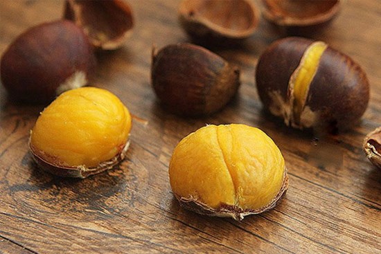 Mua hạt dẻ, chọn hạt cái mới thơm bùi ngọt, hạt đực ít thịt lại kém ngon